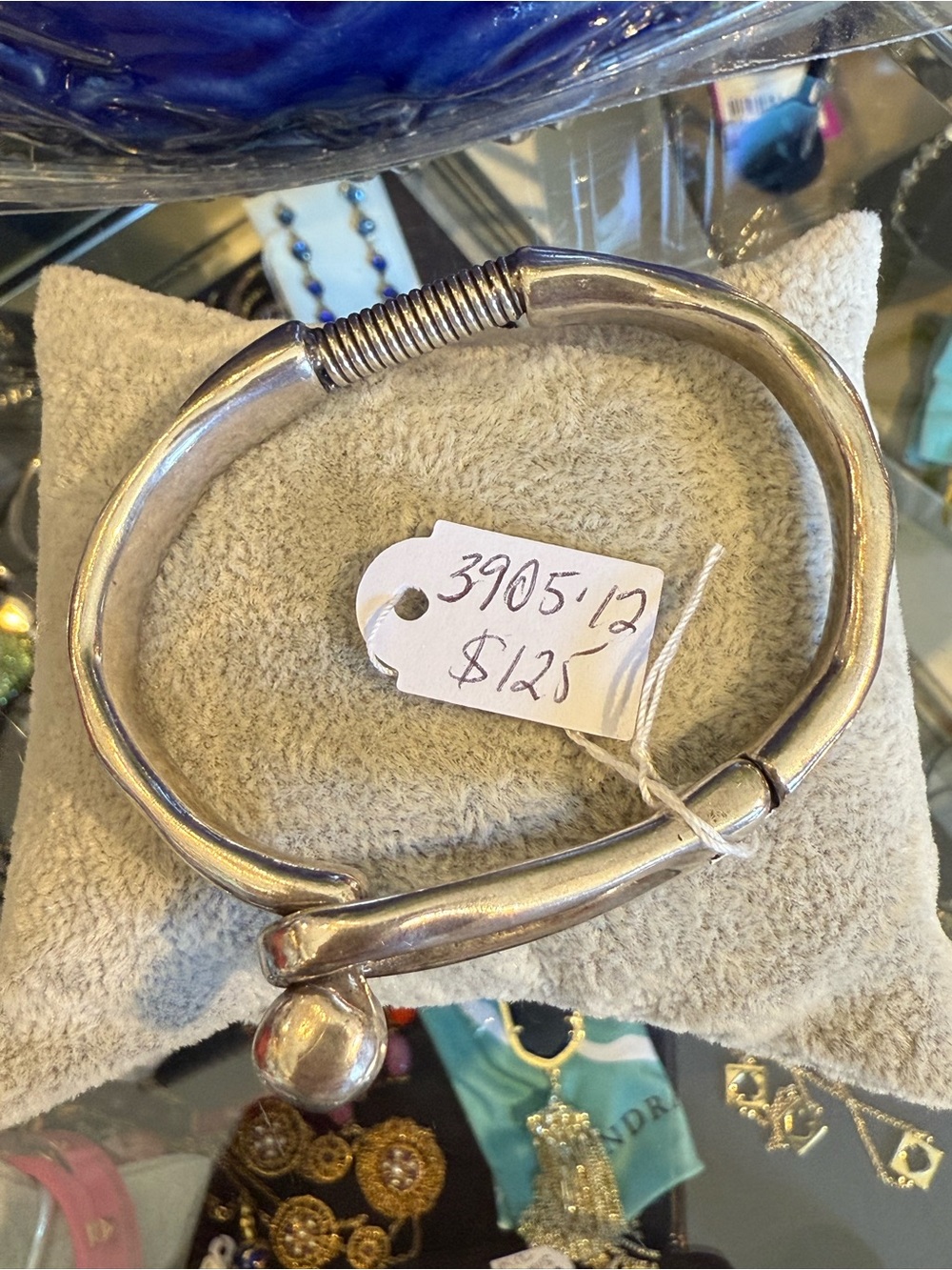 Uno De 50 Bracelet Sping Leaded Ball Eye Closure Bangle - Picture 5 of 5